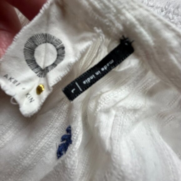 Akemi + Kin Adela Embroidered Buttondown Blouse Size Large White Oversized Boxy - Picture 3 of 7